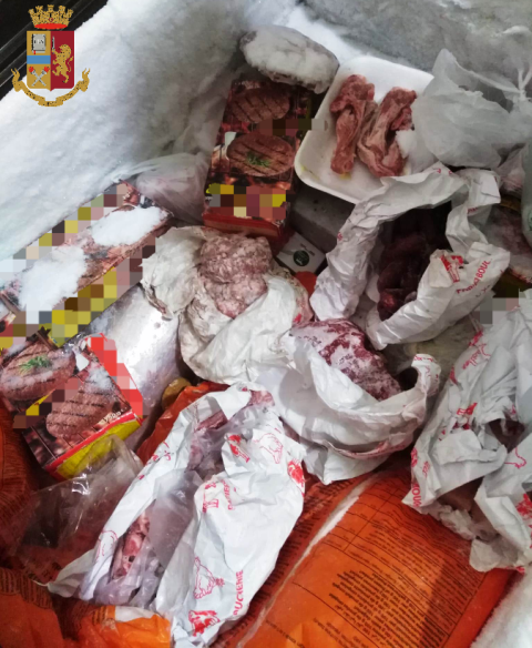 Carne mal conservata e titolare al lavoro senza mascherina: kebabbaro sanzionato per oltre settemila euro