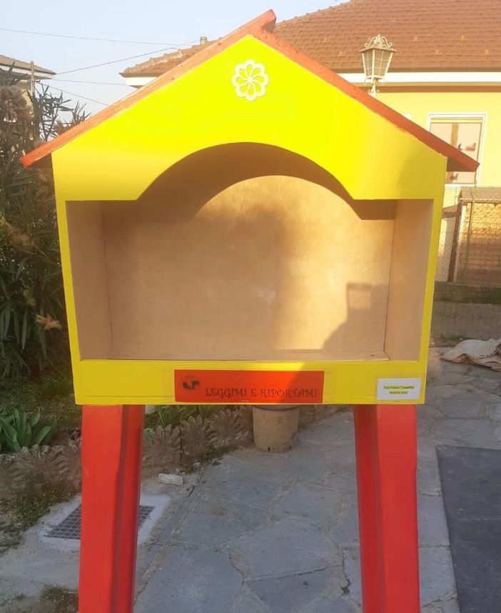 Una delle sei casette del bookcrossing di Bibiana Una delle sei casette del bookcrossing di Bibiana
