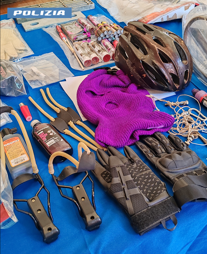 Il materiale sequestrato dalla polizia Il materiale sequestrato dalla polizia