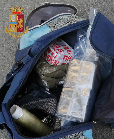 mani mostrano sacchetto di droga posta sotto sequestro