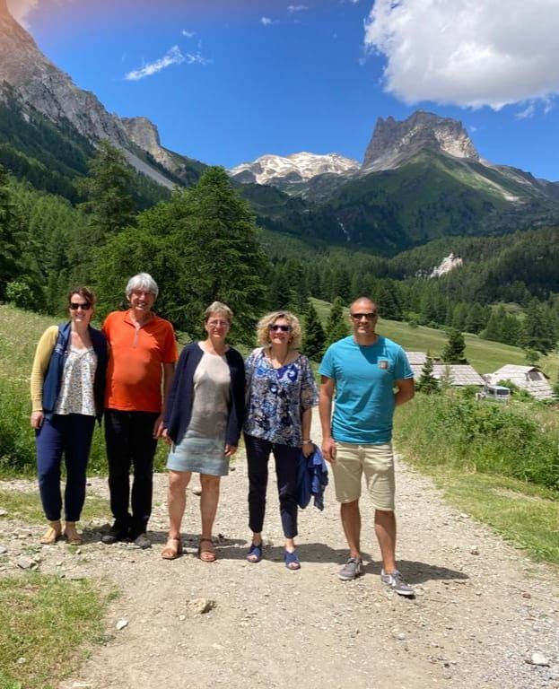 Amministratori insieme su una strada di montagna
