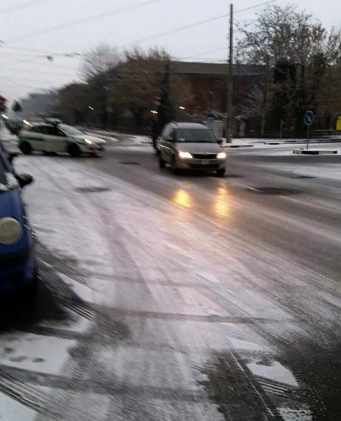 Strade ghiacciate nelle periferie di Torino, rischio per gli automobilisti