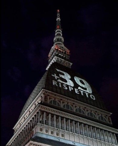 Domani la sera la Mole si colorerà di bianconero con il simbolo +39 Domani la sera la Mole si colorerà di bianconero con il simbolo +39