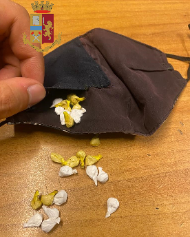 mascherina con ovuli di droga