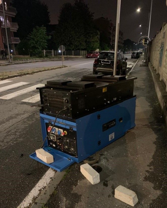 Furgoncino con grosso generatore rubato lasciato a Nichelino dopo inseguimento dei carabinieri