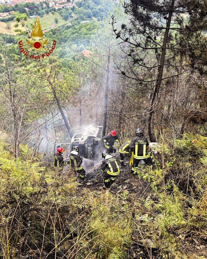 Lanzo Torinese, auto finisce fuori strada e prende fuoco: un ferito trasportato in ospedale