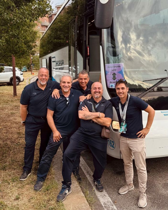 Una foto di gruppo di alcuni autisti della Nuova Benese Una foto di gruppo di alcuni autisti della Nuova Benese