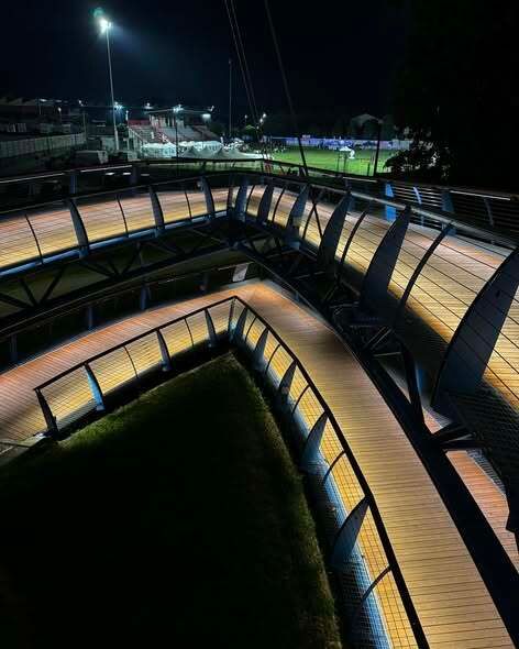 Beinasco accende l'estate con le luci a led sulla passerella Zuin Beinasco accende l'estate con le luci a led sulla passerella Zuin