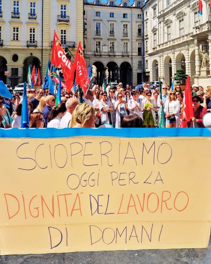 Lo sciopero con presidio davanti al Comune (foto Filcams Torino) Lo sciopero con presidio davanti al Comune (foto Filcams Torino)
