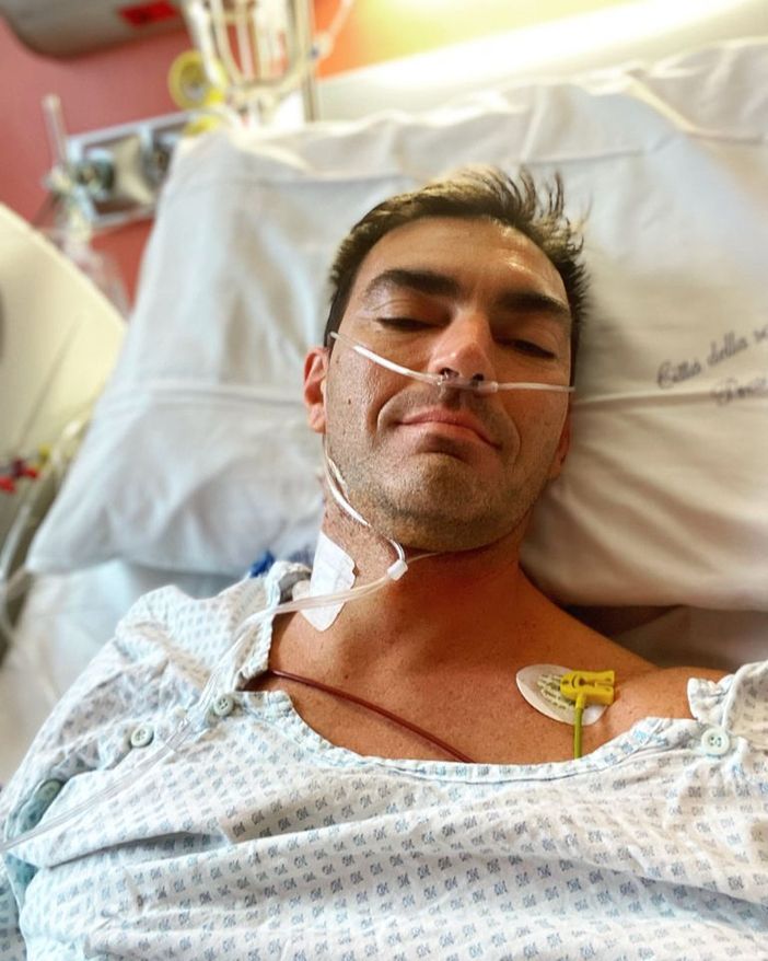 Gabry Ponte in ospedale post-operazione
