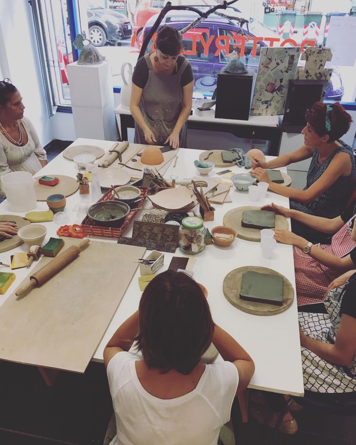 Sei donne ceramiste fanno rivivere la manualità a San Salvario: "Ci fa stare bene"