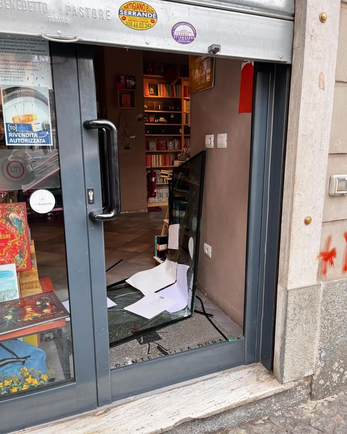 Devastata la libreria "Il Ponte sulla Dora". La rabbia dei proprietari: "Portata via la cassa e distrutta la porta" Devastata la libreria "Il Ponte sulla Dora". La rabbia dei proprietari: "Portata via la cassa e distrutta la porta"