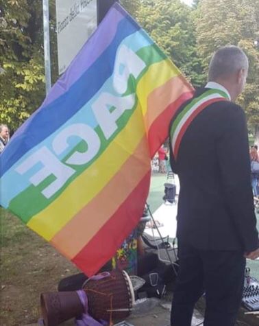 Collegno, una borraccia agli studenti per promuovere la sostenibilità e il riuso