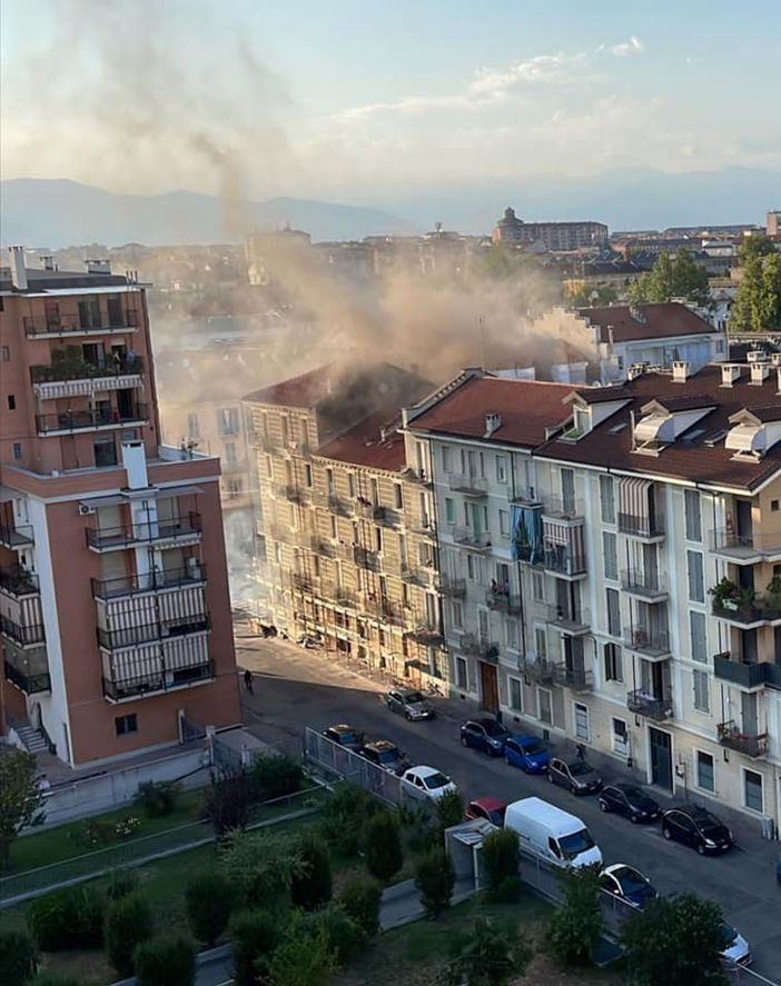 Grosso incendio in via Carmagnola, evacuato stabile di cinque piani Grosso incendio in via Carmagnola, evacuato stabile di cinque piani