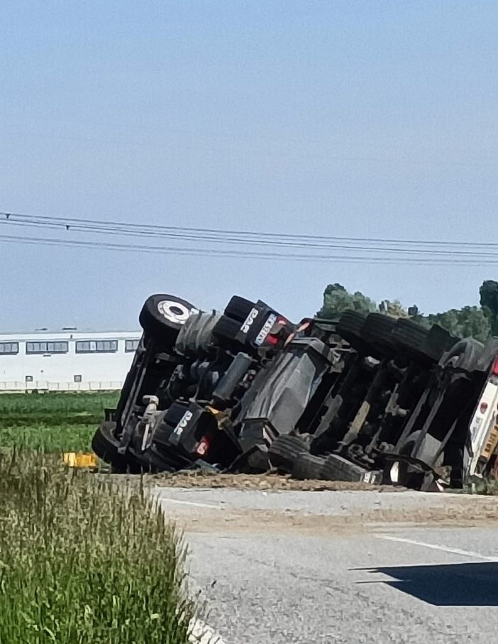 Il camion fuori strada tra Pancalieri e Vigone Il camion fuori strada tra Pancalieri e Vigone