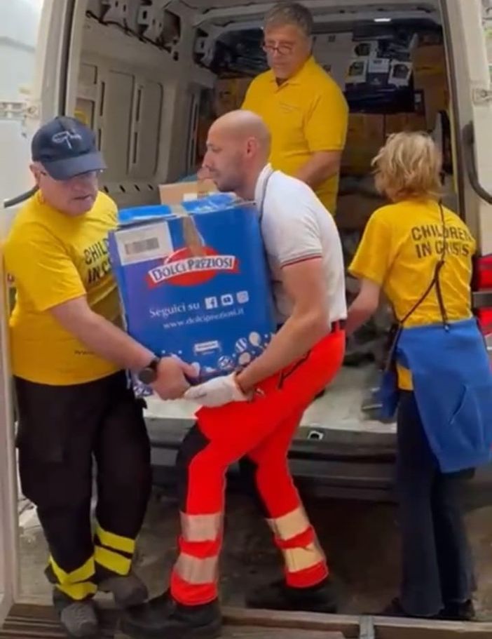 Sergio Giacotto, in primo piano con il cappello, al lavoro con gli altri volontari
