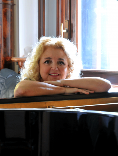 Non esiste un'età ideale per iniziare a suonare il pianoforte, infatti, lo possono studiare sia bambini che adulti