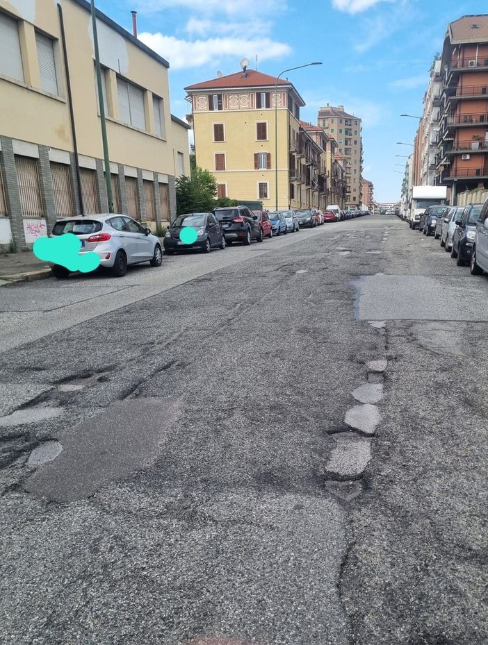 Buche e strada dissestata in via Forlì Buche e strada dissestata in via Forlì