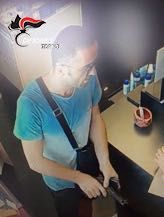 Le immagini delle telecamere incastrano una coppia di rapinatori seriali