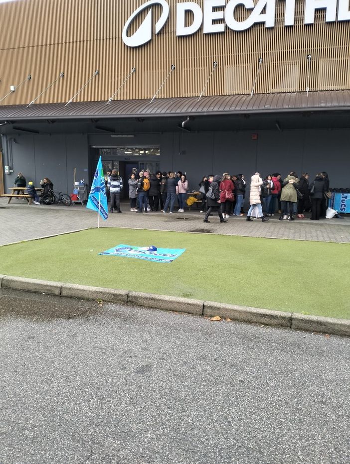 Una protesta sindacale davanti a Decathlon