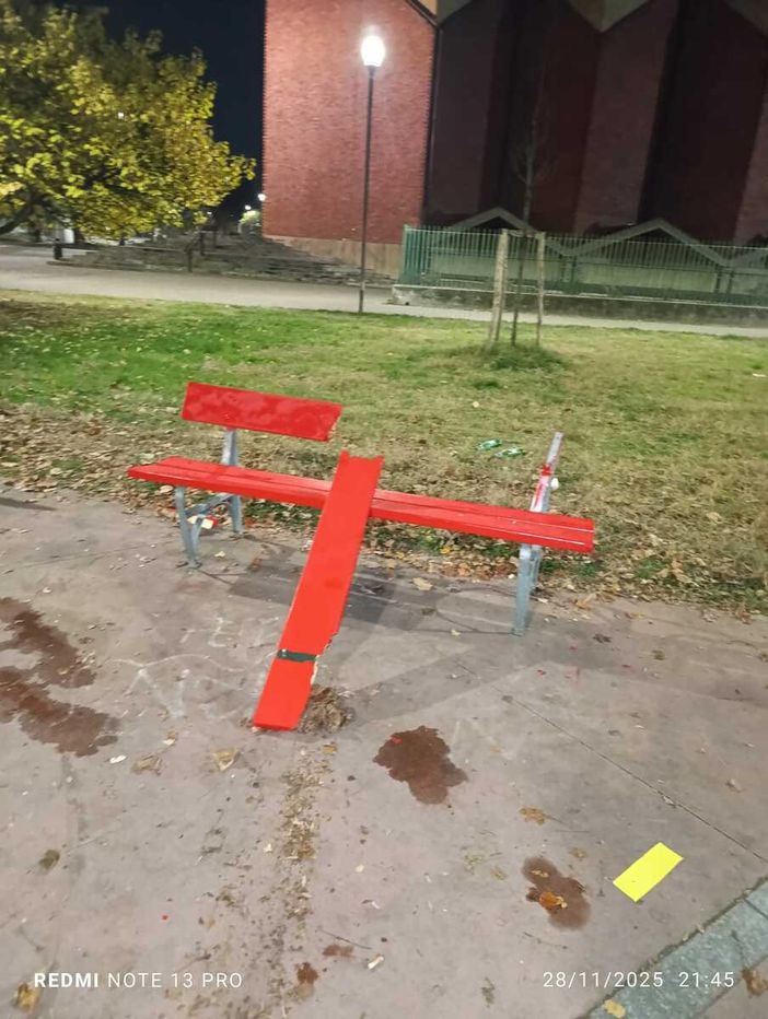 La panchina vandalizzata in piazza Livio Bianco La panchina vandalizzata in piazza Livio Bianco