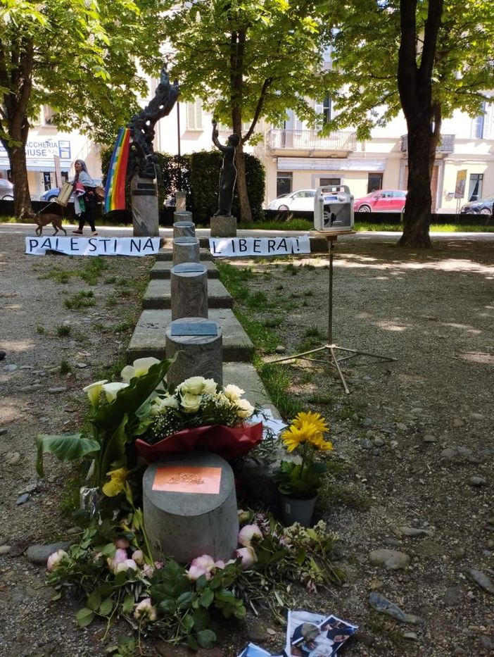 Il cippo rimosso ieri Il cippo rimosso ieri