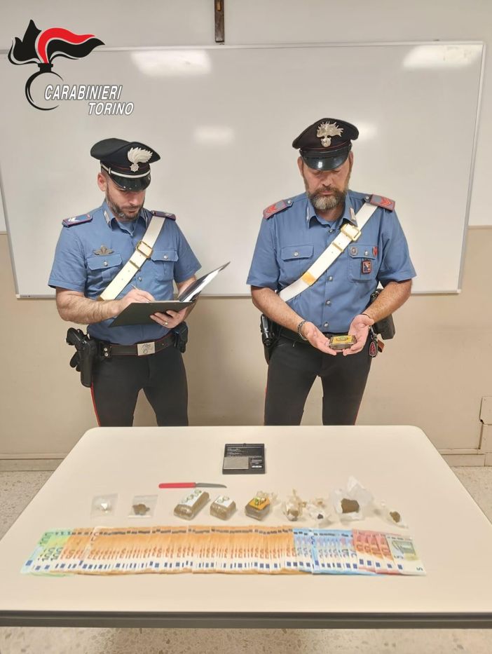 carabinieir con droga sequestrata carabinieir con droga sequestrata