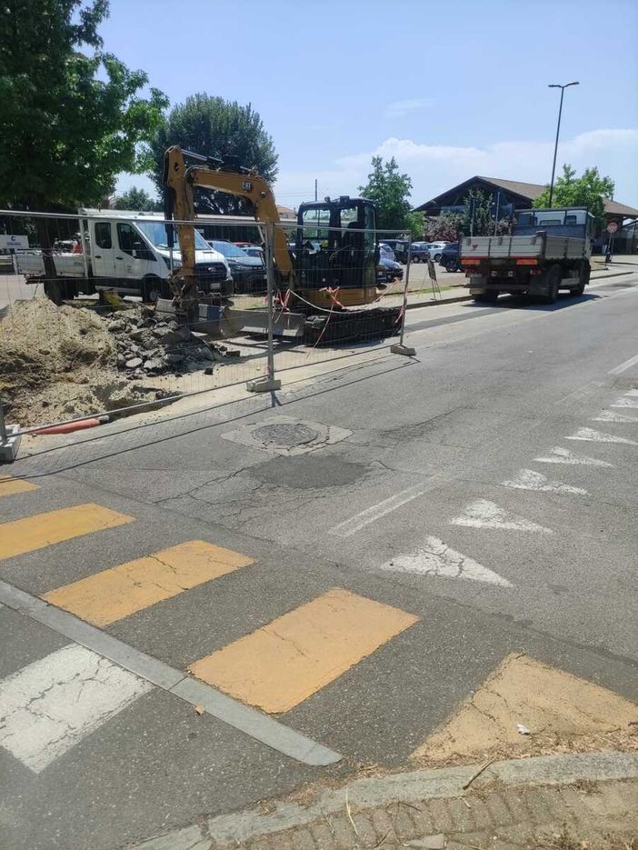 Chieri, la rottura di una tubatura fognaria blocca il cantiere in corso Cibrario