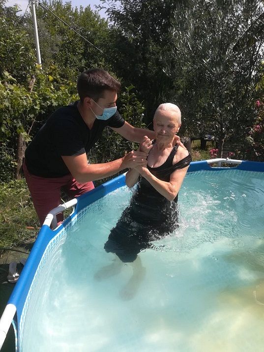 Il Covid cambia i piani anche per la comunità dei Testimoni di Geova torinesi: Congresso in streaming e battesimo "casalingo"