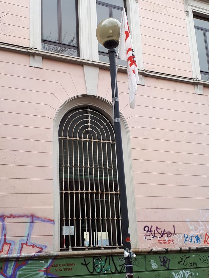 "Dopo il corteo degli anarchici Vanchiglia tappezzata di bandiere No Tav" "Dopo il corteo degli anarchici Vanchiglia tappezzata di bandiere No Tav"