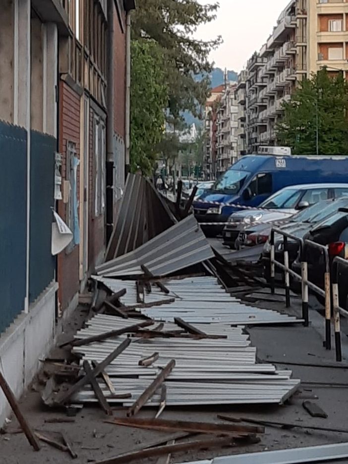 Crollata una parte del tetto nella scuola di via Baltimora a Torino
