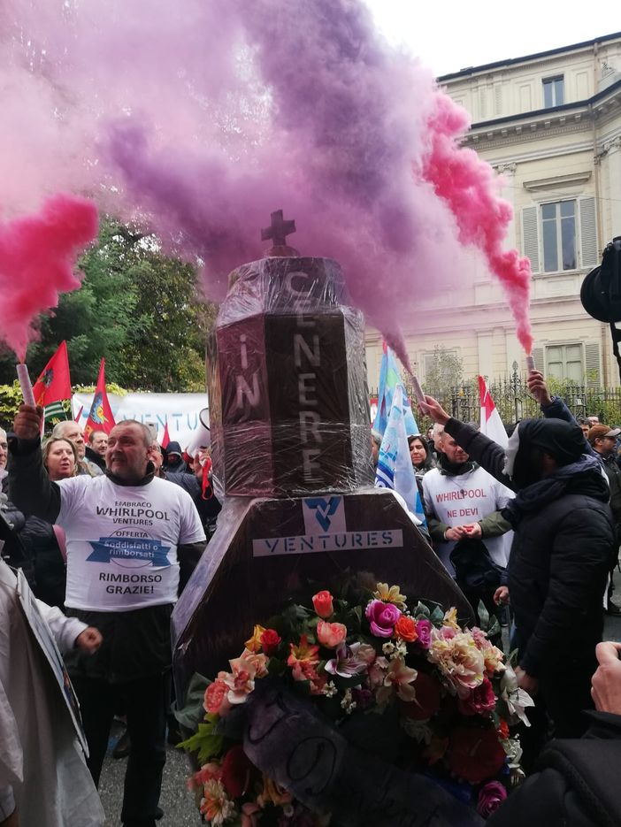 Embraco, tutti in campo a difesa dei lavoratori: da Appendino a Nosiglia, fino alla Regione Embraco, tutti in campo a difesa dei lavoratori: da Appendino a Nosiglia, fino alla Regione