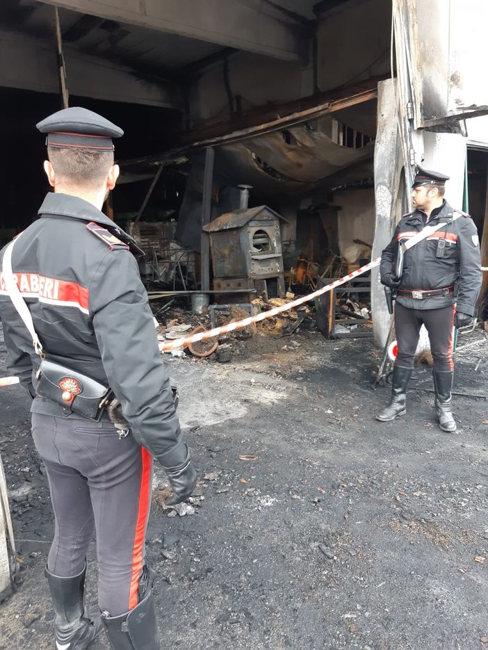 Incendia l'azienda di famiglia per vendicarsi: carabinieri arrestano piromane di 39 anni [FOTO e VIDEO]