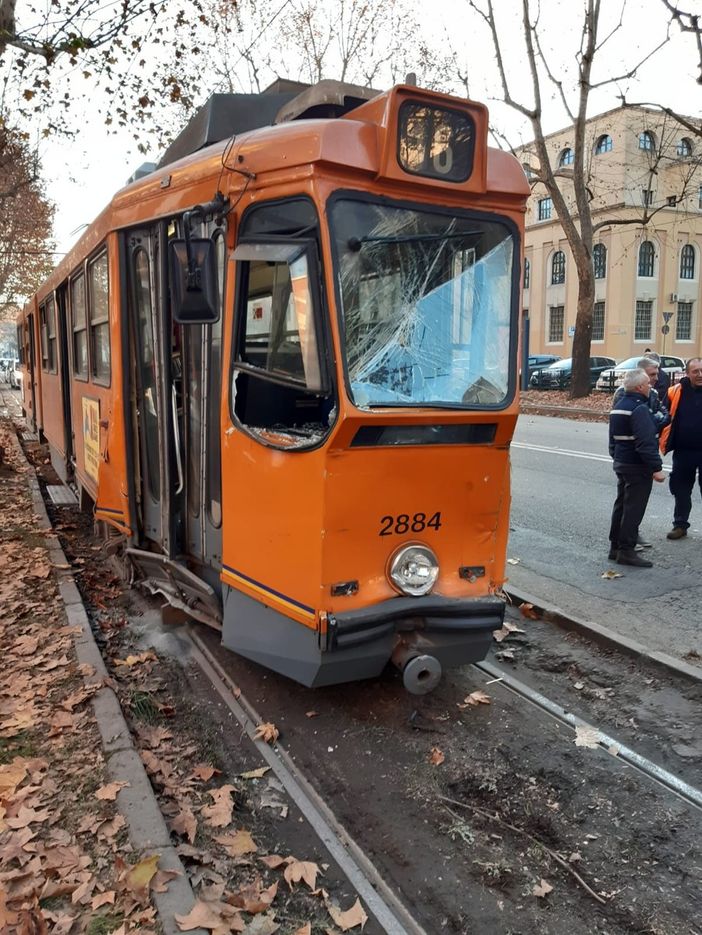 Tamponamento in corso Tassoni tra due tram: tanti feriti e problemi al traffico delle auto Tamponamento in corso Tassoni tra due tram: tanti feriti e problemi al traffico delle auto