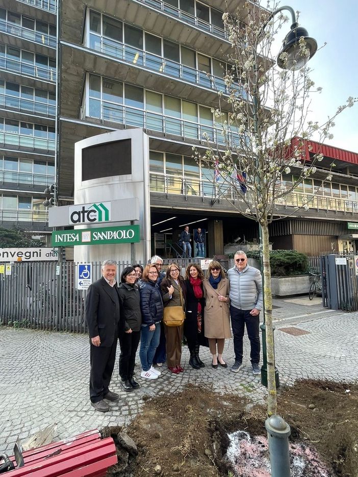 Da sinistra: il direttore generale Atc Luigi Brossa, le componenti del Cug Atc e il presidente Atc Emilio Bolla Da sinistra: il direttore generale Atc Luigi Brossa, le componenti del Cug Atc e il presidente Atc Emilio Bolla