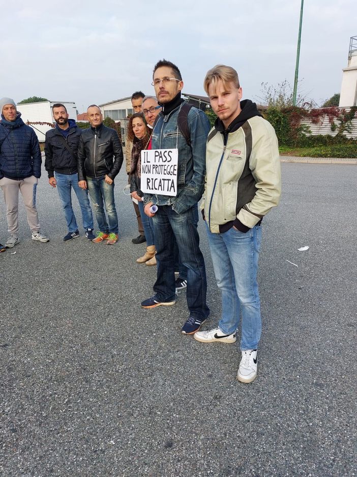 Protesta alla Pirelli di Settimo contro il Green Pass obbligatorio