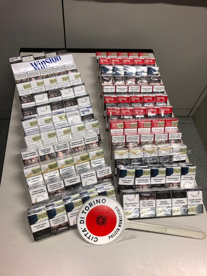 La municipale ferma un autobus proveniente dalla Moldavia e sequestra 26 stecche di sigarette