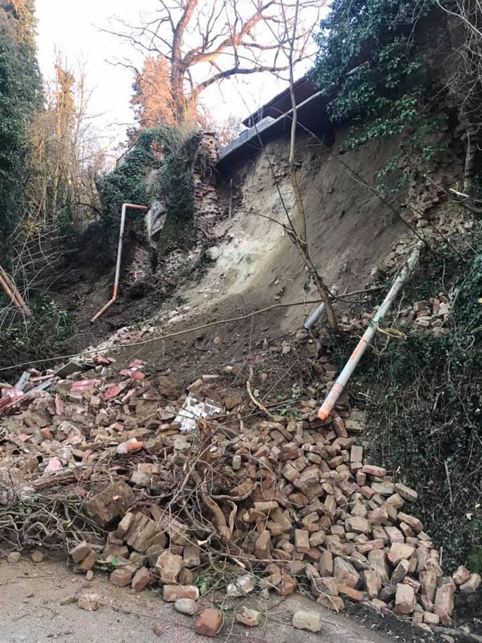 Crolla una collina sulla strada provinciale 100 a San Sebastiano Po Crolla una collina sulla strada provinciale 100 a San Sebastiano Po
