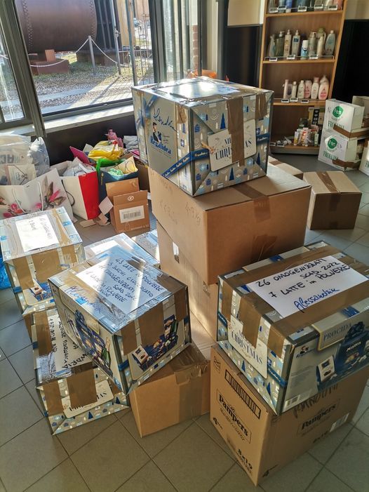 Alcuni dei pacchi donati agli afghani Alcuni dei pacchi donati agli afghani