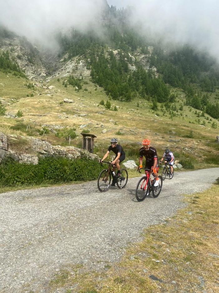 Un momento della salita lungo la strada della Comba Carbonieri Un momento della salita lungo la strada della Comba Carbonieri