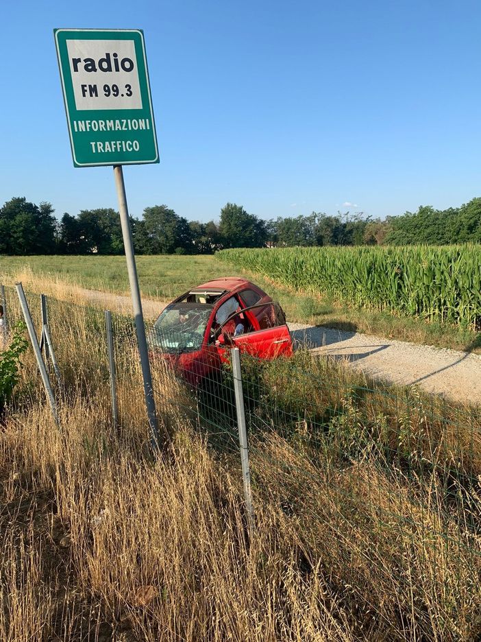 Auto fuori strada sulla Torino-Pinerolo, due giovani feriti