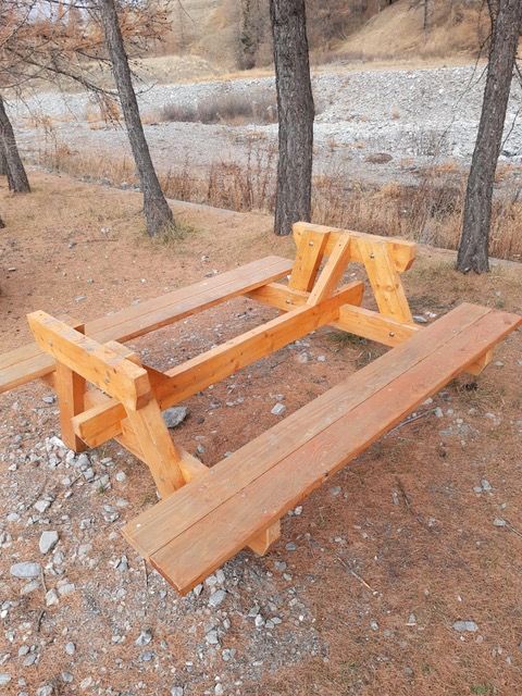 I vandali hanno preso di mira un tavolo da picnic a Pragelato