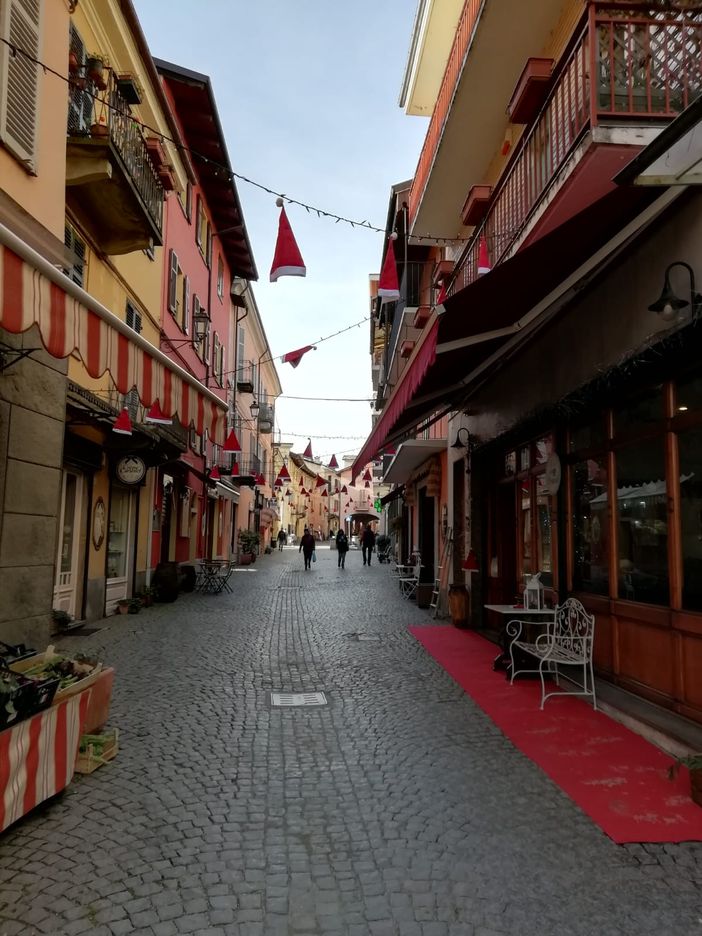 Sorprese in Borgo Santa Margherita e cappellini e bancarelle in centro a Torre Pellice