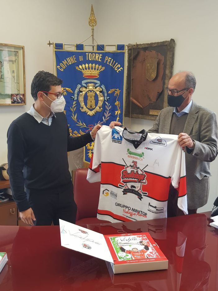 Cogno consegna la maglia delle giovanili della Valpe a Leonz Eder Cogno consegna la maglia delle giovanili della Valpe a Leonz Eder