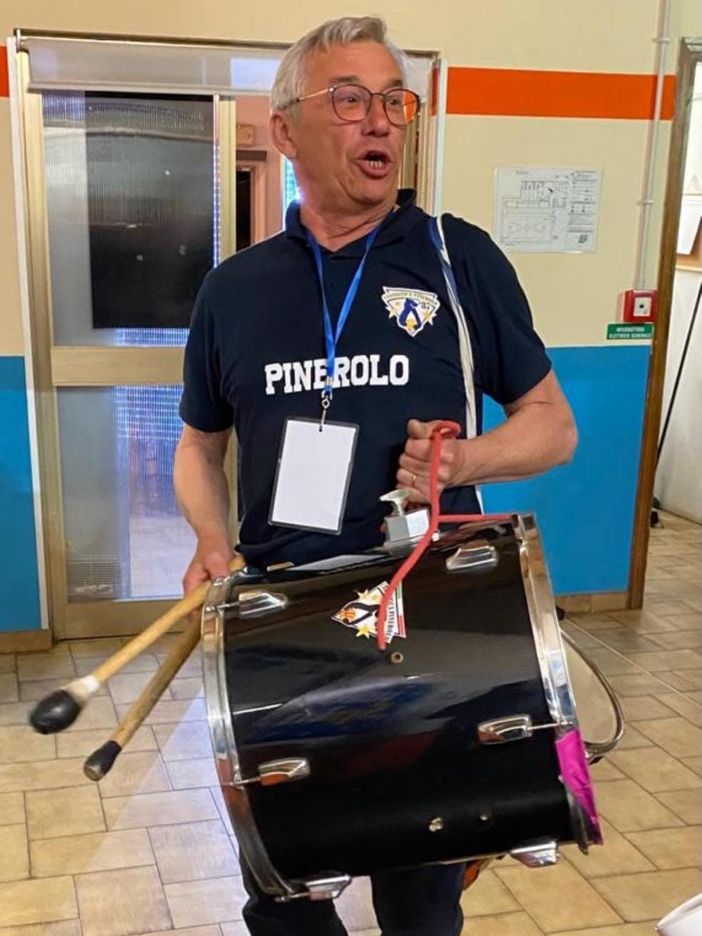 Madella con la maglia della società e il tamburo Madella con la maglia della società e il tamburo