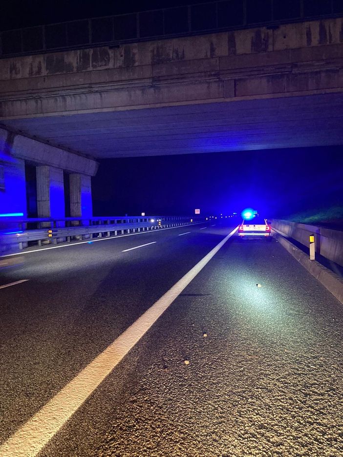 Volvera: lanciano un masso dal cavalcavia dell’autostrada e colpiscono un’auto [FOTO]
