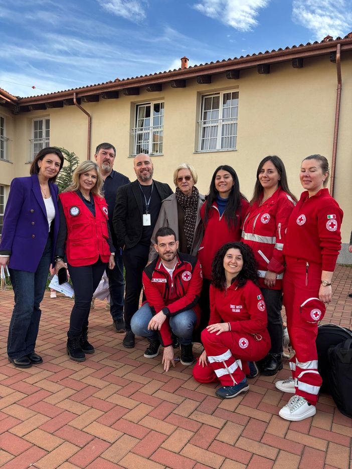 La presidente Mirella Margarino con alcuni operatori e volontari La presidente Mirella Margarino con alcuni operatori e volontari