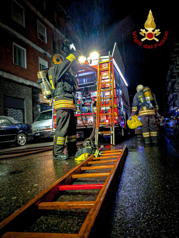 Intervento dei vigili del fuoco questa notte a Barriera di Milano