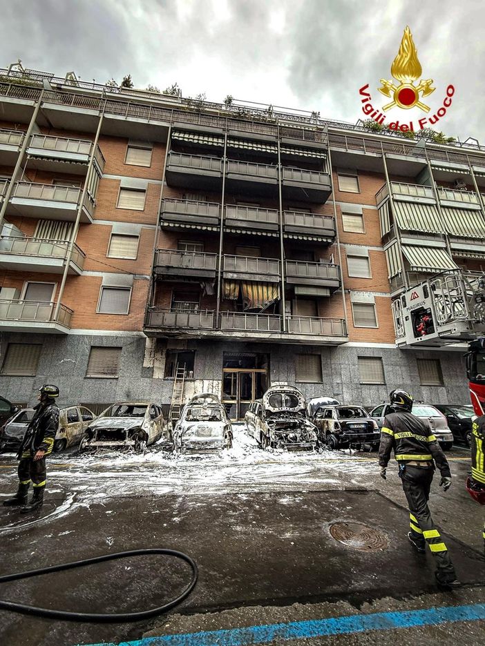 Rogo per alcune auto in via Sineo