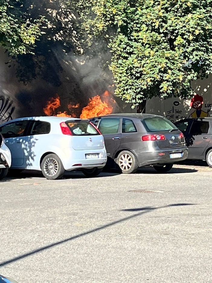 Mattinata di paura, auto in fiamme davanti all’Ovs di via Livorno